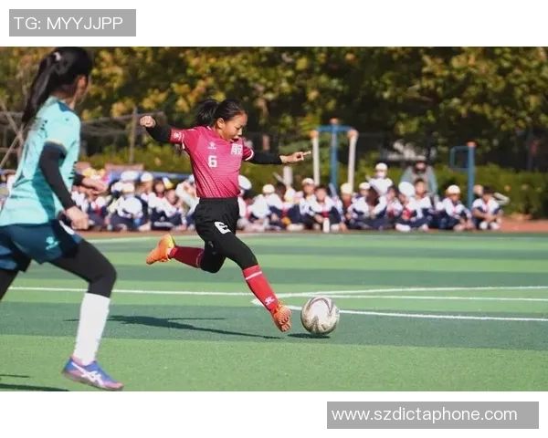 足球明星走进校园传递梦想与激情激励年轻学子追逐足球之路